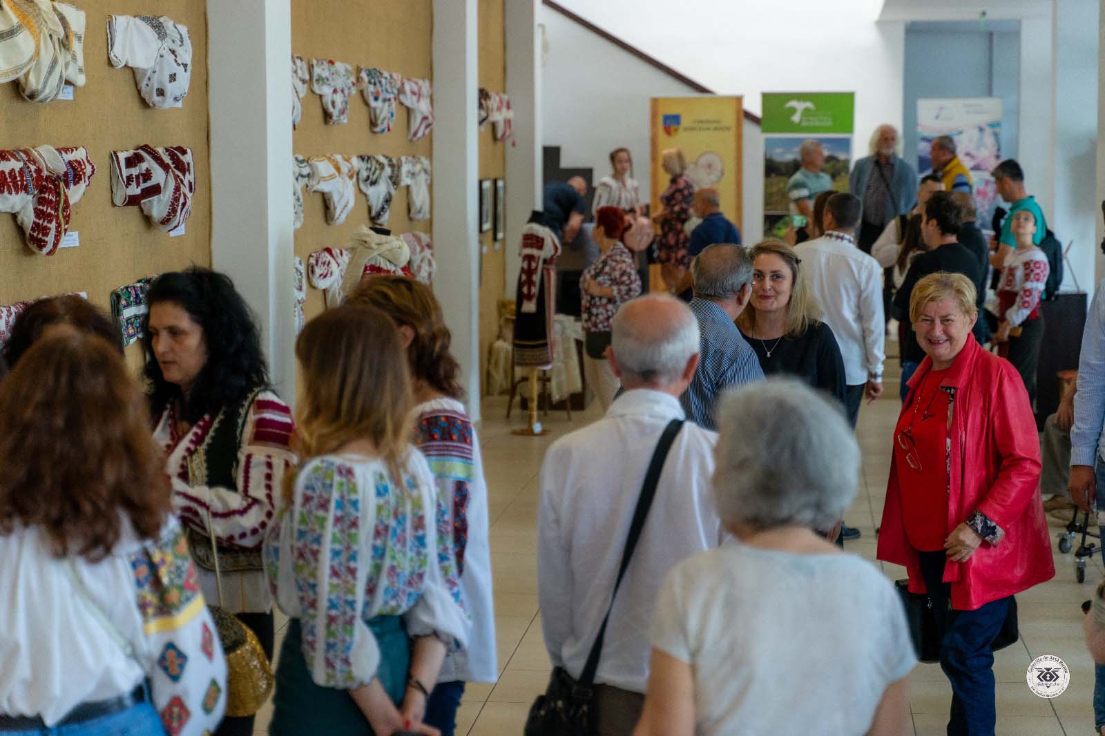 Expoziție etnografică: CĂMAȘA CU ALTIȚĂ din Geoparcul Internațional UNESCO „Ținutul Buzăului”