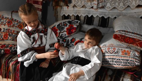 Fotografie de la Incursiune cromatică în arta tradițională românească