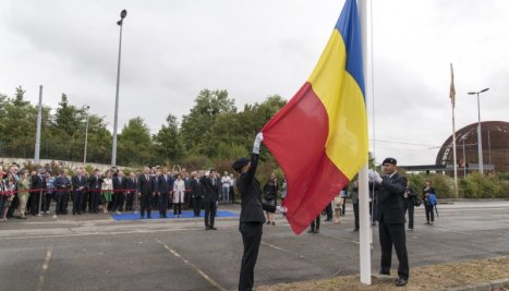 Fotografie de la Ceremonia de ridicare a drapelului României la CERN