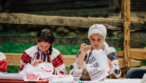 Fotografie de la The Traditional Blouse With Embroidery on The Shoulder (Altiță) nominated for placement on the UNESCO Intangible Heritage List